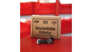 Keimzelle der 120-jährigen Firmengeschichte von META-Regalbau: ein Beispiel der bis zur Umstellung auf Regaltechnik produzierten Stahl-, Schnitt-, Polster- und Spezialnägel. (META-Regalbau)