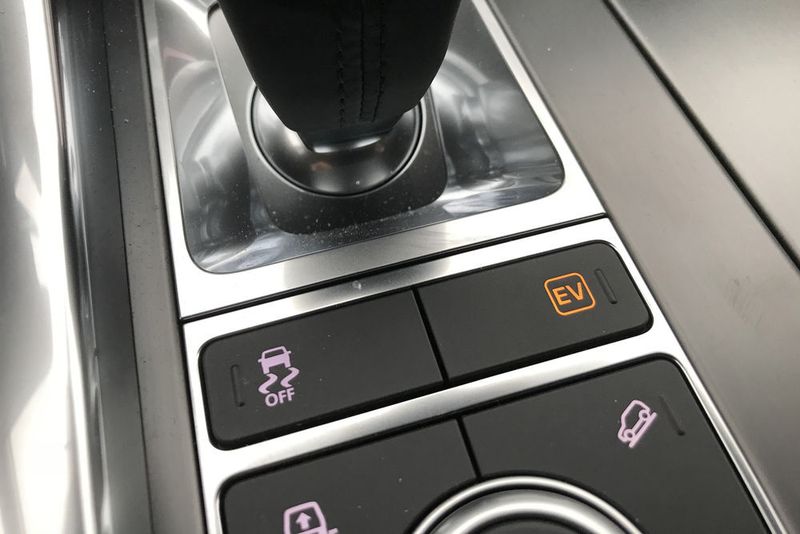 Um rein elektrisch unterwegs zu sein, ist der EV-Schalter zu aktivieren. (Michel / »kfz-betrieb«)