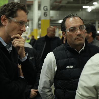Stellantis-CEO Antonio Filosa (rechts) will die Fahrzeugplattformen des Konzerns stark vereinheitlichen. Links neben ihm steht John Elkann, Vorsitzender des Aufsichtsrats. (Bild: Stellantis)