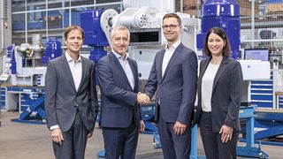 Der bisherige und der neue Vorstand der Hosokawa Alpine AG (v. l. n. r.): Jürgen Wilde, Dr. Antonio Fernández, Michael Kuhnen und Kathrin Dörle – die symbolische Staffelübergabe 
markiert den Führungswechsel zum Jahresbeginn 2026. (Bild: Hosokawa Alpine)