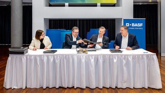 BASF und Schütz haben einen Ansiedlungsvertrag über den Bau eines hochautomatisierten Produktions- und Lagerstandorts für Intermediate Bulk Container (IBC) am Unternehmenssitz der BASF in Ludwigshafen unterzeichnet. (v.l.n.r.): Tülin Ersari (VP Controlling und Strategie für Europäische Verbundstandorte bei BASF), Helmut Winterling (President Europäische Verbundstandorte bei BASF), Oliver Helling (Sales Director EMEA & Head of Global KAM bei Schütz), Veit Enders (Mitglied der Geschäftsführung der Schütz-Gruppe).(Source:  Schütz)