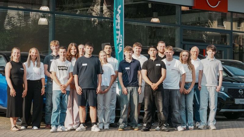 Die Auto-Mattern-Gruppe begrüßt zum Ausbildungsjahr 2026 insgesamt 17 neue Auszubildende an ihren Standorten in Ostwestfalen-Lippe. Zwölf von ihnen starten in handwerklich-technischen Berufen im Bereich Mechatronik, fünf beginnen eine kaufmännische Ausbildung. Unter den neuen Azubis sind 14 junge Männer und drei junge Frauen. Bereits vor dem offiziellen Ausbildungsbeginn setzt das Unternehmen auf ein mehrstufiges Einführungsprogramm, das den Start in den Berufsalltag erleichtern soll. (Bild: Autohaus Mattern)