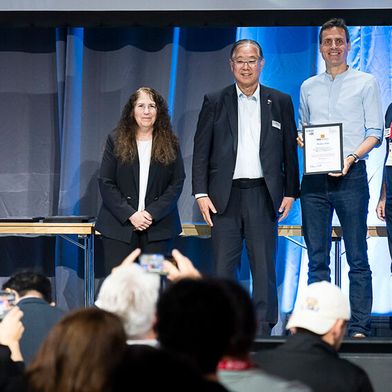 V. l. n. r.: Nancy Amato, Präsidentin der IEEE RAS, Takayuki Ito, Präsident der IFR, Markus Hehn von Verity AG, Jim Ostrowski, IEEE RAS Vizepräsident für industrielle Aktivitäten (Bild: Denes Erdos-Event Photographer)