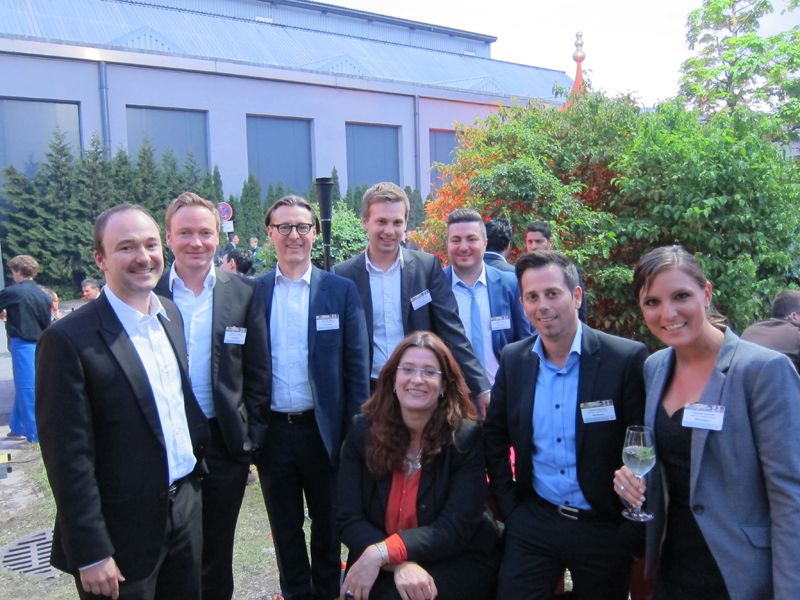 Alexander Maier (3. v. l.) feierte mit einigen aus seinem Team (Ingram Micro) einen erfolgreichen Messetag. (Bild: IT-BUSINESS)