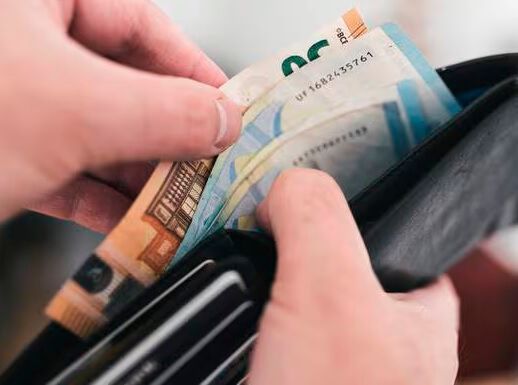 Bald dürfen die Verbraucher tiefer in die Tasche greifen. Denn der deutsche Mittelstand erwartet höhere Kosten, die er durch Preiserhöhungen ausgleichen will, wie die dpa erfahren hat.(Bild:  Blechemanns und Söhne)