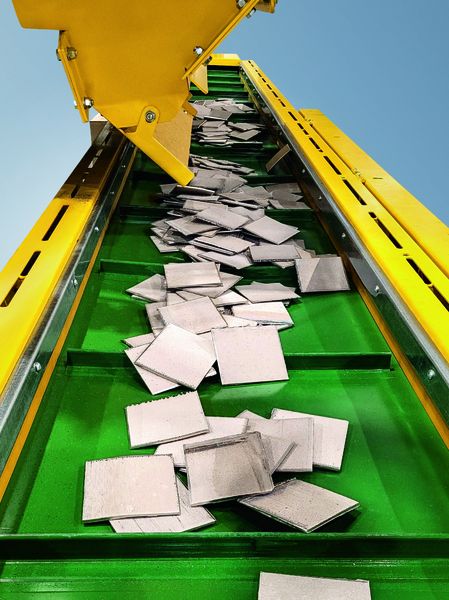 Die geschnittenen Nickelplatten im Format 100 x 100 mm werden z. B. bei der Herstellung von Autobatterien oder für die Produktion bestimmter Metalllegierungen verwendet. (Bild: Safandarley)