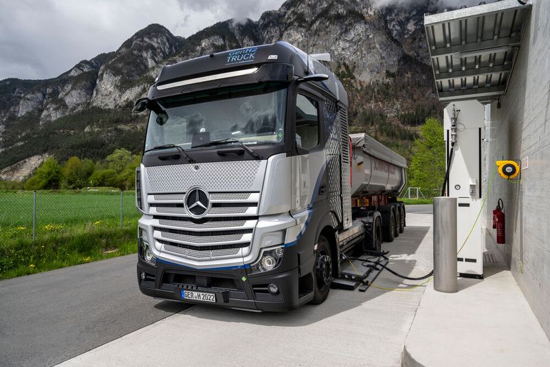 Wasserstoff-Tankstellen für Lkw sind noch selten. (Bild: Daimler)