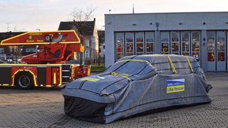 Eine Keramikschicht am Bodenteil der fahrzeugumschließenden Decke soll dafür sorgen, dass austretender Kraftstoff bei einem Hybridfahrzeug nicht in die Umwelt gelangen kann. (Bild: Gelkoh)