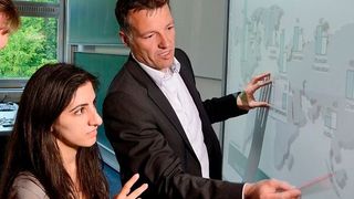 Prof. Dr. Steffen Kinkel (re.) diskutiert mit Studierenden Untersuchungsergebnisse. (Bild: TOBIAS SCHWERDT)