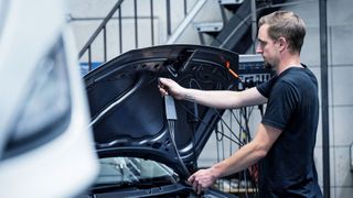 Ohne Zugang zu im Fahrzeug generierten Daten – sei es per Funk oder durch Auslesen in der Werkstatt – ist ein Fahrzeugservice in Zukunft kaum noch möglich. (Bild: Heike Wippermann)