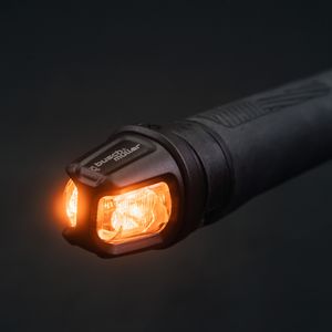 Mit dem „Turntec T2“ bietet Busch + Müller ein per Akku betriebenes Blinkersystem für Fahrräder und E‑Bikes an. Die beiden Blinkeinheiten sitzen fest in den Lenkerenden und lassen sich durch eine kurze Bewegung des jeweiligen Handballens aktivieren. So bleiben beide Hände am Lenker. Zusätzlich steht eine Warnblinkfunktion zur Verfügung. Die Montage erfolgt ohne Spezialwerkzeug und passt in Lenker mit 17,5 bis 19,5 Millimeter Innendurchmesser und ist in Lenkern bis 20 Grad Biegung legal erlaubt. Ein Akku versorgt beide Blinker, es wird ein Kabel durch den Lenker verlegt. Eine integrierte Ladestandüberwachung informiert über den Akku-Stand, indem sich bei niedriger Ladung die Blinkfrequenz erhöht. Geladen wird der Akku über eine USB-C-Buchse direkt am Fahrrad. Der Akku und das Aluminiumgehäuse sind austauschbar. Verfügbar ist der Turntec T2 ab dem ersten Halbjahr 2026 zum Preis von 124,90 Euro.(Bild:  www.bumm.de | pd-f)