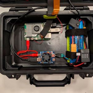 Erweitern Sie das Cyberdeck um einen Raspberry Pi und einen Akku.(Bild:  Raspberry Pi)