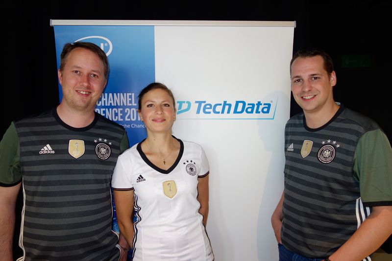 Das Tech Data Team ganz im EM Fieber (v. l.) Stefan Knobl, Anne-Sophie Pavie und Sebastian Heimerl. (Bild: IT-BUSINESS)
