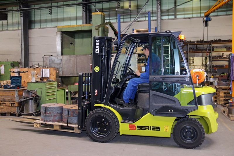 Der Treibgasstapler der S-Series transportiert Rohteile zur Produktion (Clark Europe GmbH)