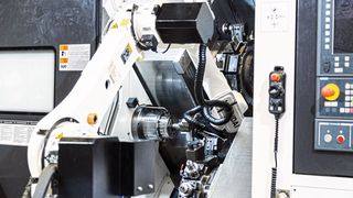 Anbindung des 6-Achs-Roboters Hyundai Wia HH020 an das Mehrachs-Drehzentrum Hyundai Wia LM1800TTSY zur automatisierten Werkstückbeladung. (Bild: Wassermann Technologie)