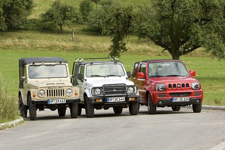 Drei Generationen in einer Reihe: Suzuki Eljot LJ80 Jahr 1980 (li.), Nachfolger Suzuki Samurai ab1988 (Mitte), Suzuki Jimny (re.) ab1998. (Foto: Suzuki)