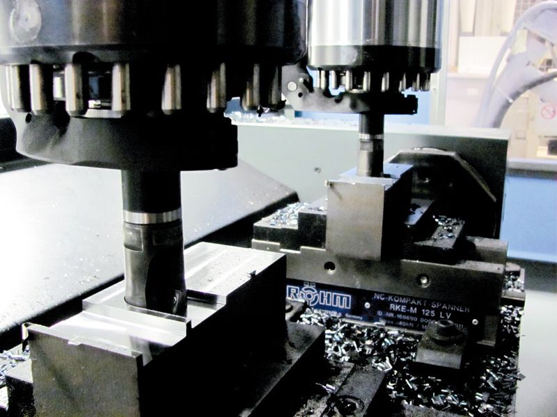 Bild 1: Versuchsaufbau zur Ermittlung der optimalen Prozessparameter an mehrspindligen Bearbeitungszentren. (Bild: WZL)