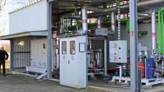 Bei dem Projekt in Werlte dient ein mit Biogas betriebener Erhitzer als Stützkessel, die Elektrolyseure werden gekühlt und geheizt, die Aminwäsche versorgt, die Fermentation am Laufen gehalten, ein Dampferzeuger mit Wärme versorgt. (Aura)