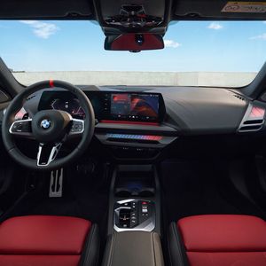 Vor dem Volant sitzt der leicht gebogene, horizontale Bildschirm, den man inzwischen als BMW-typisch bezeichnen darf.(Bild:  Autoren-Union Mobilität/BMW)