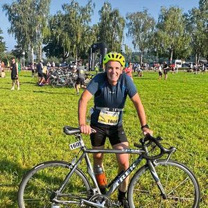 Unschlagbar: SMM-Chefredaktor Matthias Böhm gewinnt als 1-Mann-"Team" gegen die Damen im Team-Triathlon.(Bild:  Vogel Communications Group AG)