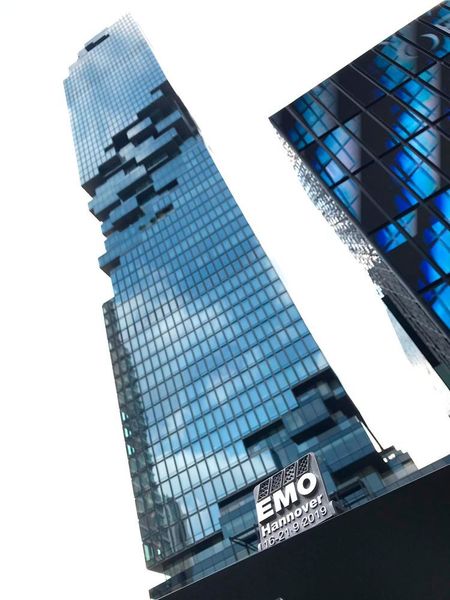 Mitte Januar begann die EMO World Tour 2019 mit insgesamt 35 Veranstaltungen. Im Rahmen der ersten acht Pressekonferenzen entstanden zahlreiche Fotos und acht Videos, die neben Interviews mit Referenten und Gästen die landestypische Atmosphäre einfingen. (VDW)