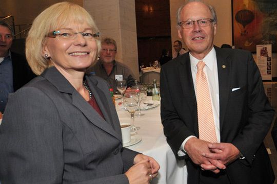 ZDK-Geschäftsführerin Antje Woltermann und Ernst-Robert Nouvertné (Präsident LV Nordrhein-Westfalen). (Zietz)