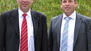 Führungswechsel beim Kia-Händlerverband: Andreas Jansen (links) übergab das Amt des Vorsitzenden an Dirk Riemann. (Foto: Wehner)