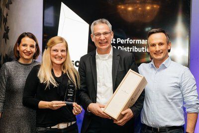 Also Deutschland errang die Auszeichnung für „Best Performance SSD Distribution“. Von links: Vanessa Buch (Samsung), Manuela Lazar (ALSO), Felix Böving (ALSO), Wojtek Rudko (Samsung). (www.pkfotografie.com / Samsung)