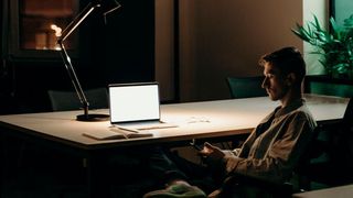 Überstunden leisten viele Beschäftigte. Dabei gibt es allerdings einiges zu beachten. (gemeinfrei)