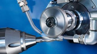 Der zum Patent angemeldete neue Kühlschmierstoff Berufluid basiert auf viskosem, polymeren Wasser und vereint die positiven Eigenschaften von Wasser und Öl; er wird unverdünnt eingesetzt. Bild: Tyrolit (Archiv: Vogel Business Media)