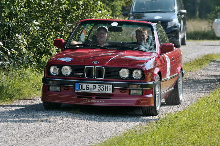 Einer der jüngeren: Pierre und Christian Oblinger im BMW Alpina E30 Cabrio, BJ 1988. (Zietz)