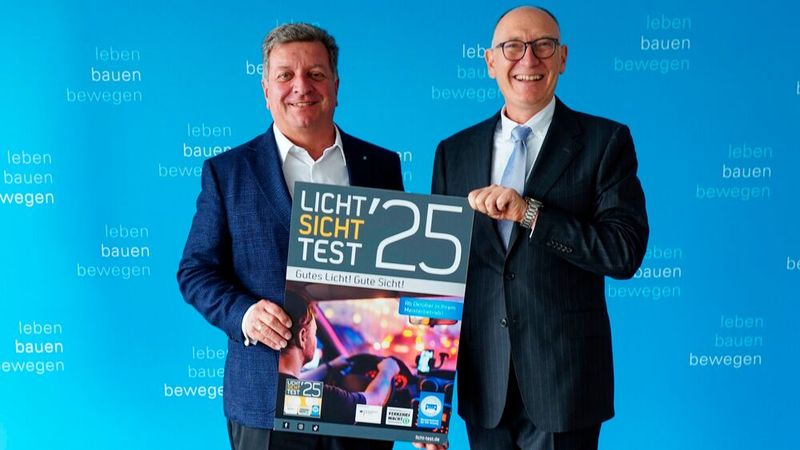 Alles gut im Blick und selbst sicher unterwegs auf der Straße – dieser Anspruch gilt ganz besonders in den herausfordernden Herbst- und Wintermonaten. Mit diesem klaren Ziel vor Augen starten Bayerns Verkehrsminister Christian Bernreiter (l.) und Günter Friedl, Präsident und Landesinnungsmeister des Kraftfahrzeuggewerbes Bayern, den Licht-Sicht-Test 2025. Unter dem Motto „Licht an – für mehr Sicherheit!“ geht die traditionelle Verkehrssicherheitsaktion in die nächste Runde – dieses Jahr mit einem erweiterten Fokus auf die gesamte Fahrzeugsicherheit. (Bild: StMB/Winszczyk)