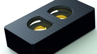 Beispiel eines Näherungssensors mit IR-Abstrahl- und separater Linse für das Empfangssignal (beide Linsen aus EXTEM TPI). (SABIC)