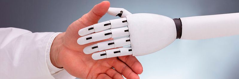 Roboter und Künstliche Intelligenz können dem medizinischen Personal zahlreiche Routineaufgaben abnehmen. Roboter und Künstliche Intelligenz können dem medizinischen Personal zahlreiche Routineaufgaben abnehmen.
