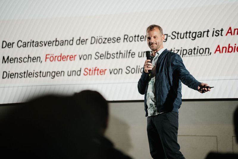 Christian Krug von enthus Managed Services präsentiert seinen Pitch für den Company Award: Zukunftsfähigkeit durch integrierte IT- und Digitalstrategien in der sozialen Arbeit. (Bild: Manuel Emme Fotografie / Vogel IT-Akademie)