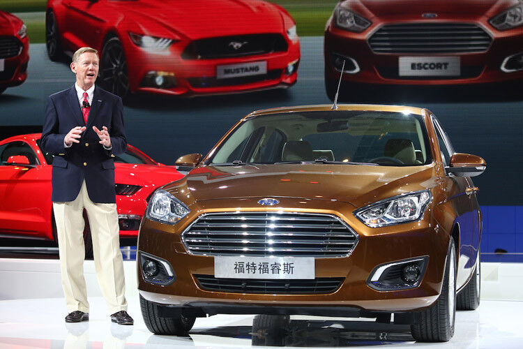 Auf der Automesse in Peking stellte Ford-Chef Alan Mulally den neuen Escort vor. (Foto: Ford)