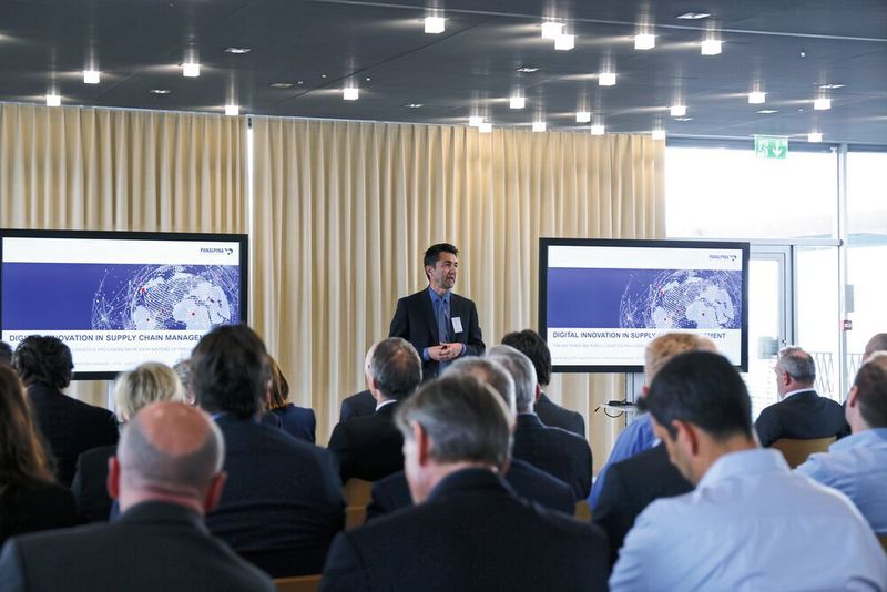 Mit dem Warentransport der Zukunft befasste sich der Vortrag: Digital Innovation in Supply Chain Management. Dazu sprachen Philipp Müller, Walter Isler, sowie Christoph Lienhard von der Panalpina Gruppe. (Dr. Acél & Partner)