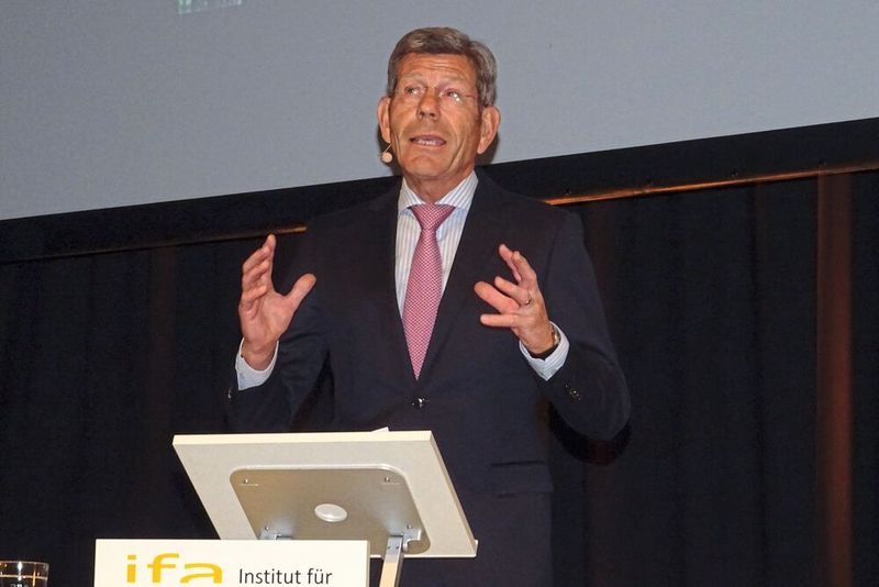 VDA-Präsident Bernhard Mattes zeigte sich überzeugt, dass das Auto als Produkt Zukunft habe. (Seyerlein / »kfz-betrieb«)