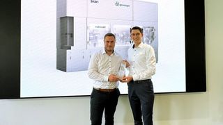 Die Groninger-Mitarbeiter Matthias Mettmann (links) und Robert Kibele, haben die Auszeichnung  für die Robocell im französischen Annecy le Vieux  entgegengenommen. (Bild: Groninger)
