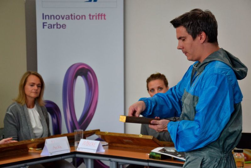 Lackaufbau, Coloristik, Produkte und Anwendungen, das Experten-Team von AkzoNobel führte durch das Programm. (rechts im Bild: Marco Schmid – Technischer Trainer Automotive Training Center Stuttgart) (AkzoNobel)
