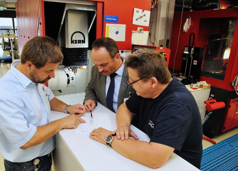 ... und dessen Mitarbeiter aus. (Bild: Kern Microtechnik)