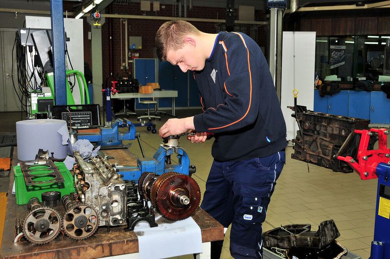 Luca Drews aus Hessen bei der Vermessug von Motorteilen. (Schmidt/»kfz-betrieb«)