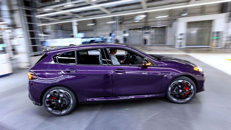 Die Produktion des neuen BMW 1er (hier ein M135 xDrive in Thundernight Metallic) im BMW Group Werk Leipzig ist angelaufen.(Bild:  BMW Group PressClub Deutschland)