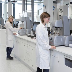 Abb.1: Sonja Schmidt (r.), Marion Altenbuchner (M.) und Dominik Föhlinger im Elastomere-QC-Labor