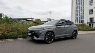 Der aktuelle Kona ist seit Anfang 2023 auf dem Markt und als Elektroauto, Verbrenner sowie als Vollhybrid erhältlich. (Bild: Rosenow – VCG)