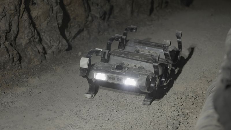 The Scout Rover of the DLR in action in the ridge tunnel at the Schneefernerhaus.(Image: Erlend Hellerslien / DLR)