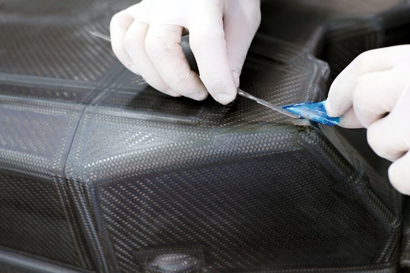 Im Bereich Assembly erfolgen unterschiedliche Nachbearbeitungsschritte oder auch Reparaturen von Carbon-Bauteilen. (Bild: DMG Mori)