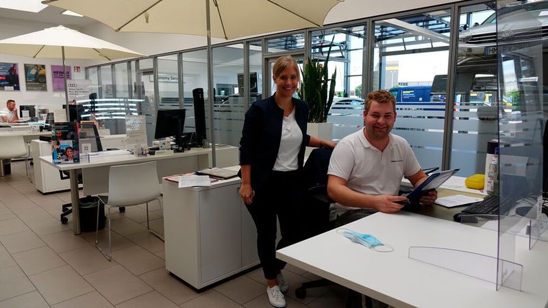 Serviceleiterin Clarissa Laszig, auf dem Foto mit Serviceberater René Riede, hat die Prozesse gestrafft. (Bild: Rosenow/»kfz-betrieb«)