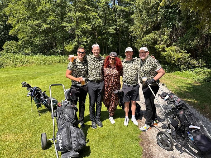 Ich dachte, ich wäre die einzige Amazonas des Tages! Respekt, denn Daniel Eder (TD Synnex), Julius Sommer & Wolfgang Rodler (IBM) und Björn Totter (TIMEOACT Group) toppen mein Outfit.  (Bild: Vogel IT-Medien)