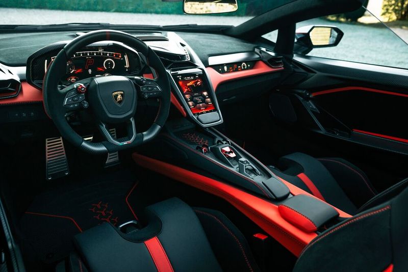 Carbon, leather, Alcantara and plenty of display characterize the interior of the Fenomeno Roadster (Image:Lamborghini)